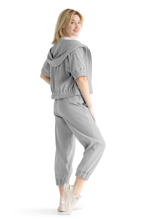 Костюм - Бомбер вкорочений з коротким рукавом та штани з накладними кишенями сірого кольору