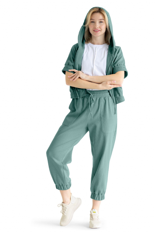 Костюм - Бомбер вкорочений з коротким рукавом та штани з накладними кишенями смарагдово - зеленого кольору