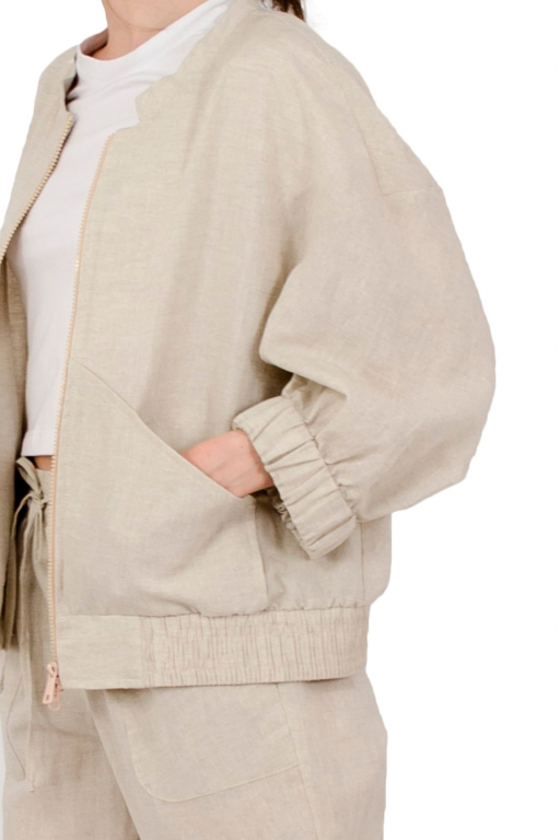 Бомбер об'ємного сілуету з накладними кишенями та спущеним рукавом з манжетом