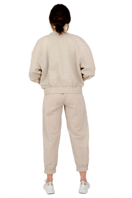 Бомбер об'ємного сілуету з накладними кишенями та спущеним рукавом з манжетом