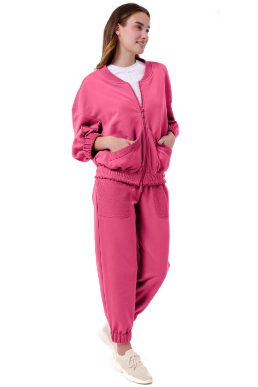 Кофта на блискавці вільного силуету з накладними кишенями та відкритими швами у малиновому кольорі