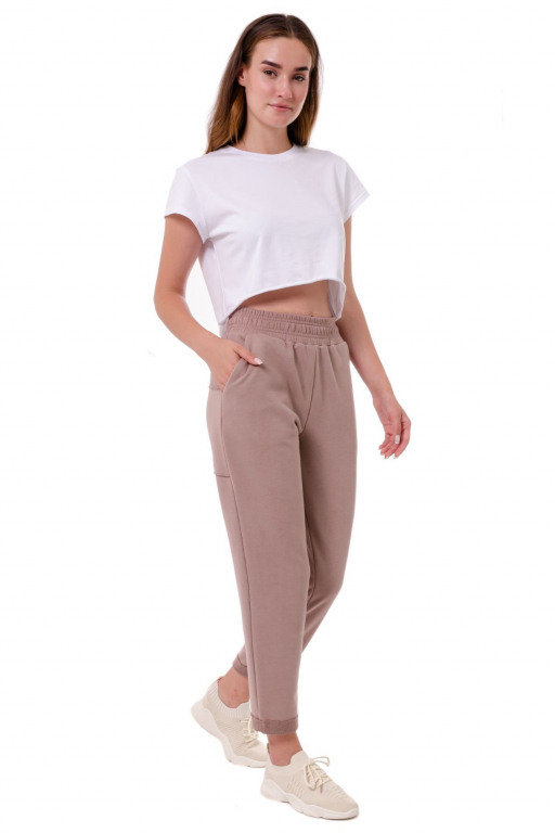 Штани вільного силуету із задньою кишенею у кольорі моко