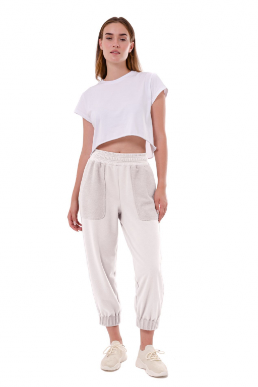 Укорочені штани з накладними кишенями та декоративним манжетом унизу у перлинному кольорі