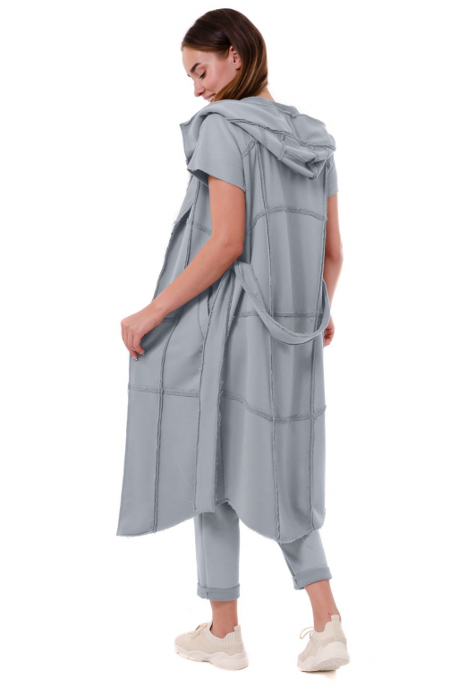 Тренч довгий з коротким рукавом та двома кишенями з відкритими швами сіро-голубого кольору