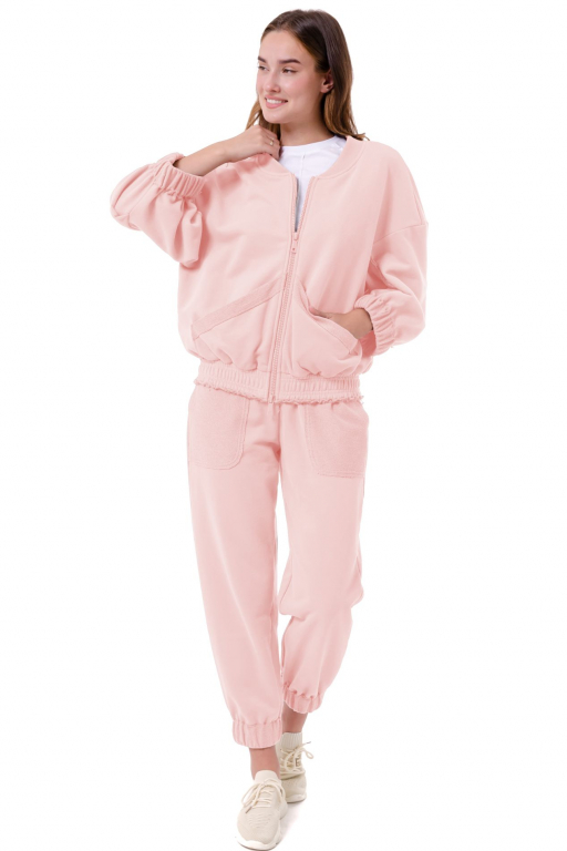 Кофта на блискавці вільного силуету з накладними кишенями та відкритими швами у ніжно - рожевому кольорі