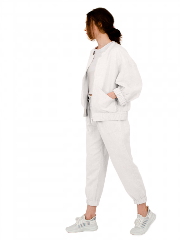 Бомбер об'ємного сілуету з накладними кишенями та спущеним рукавом з манжетом білого кольору