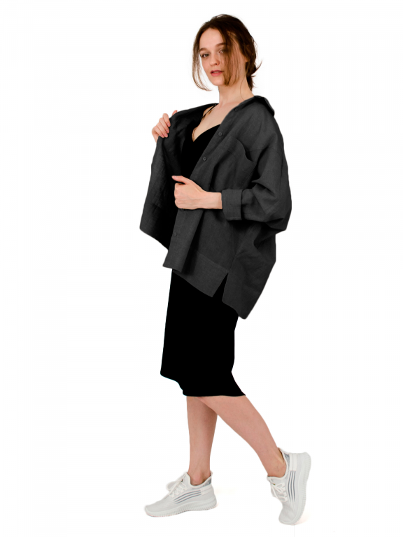 Сорочка з об'ємними рукавом клином  та накладними кишенями. чорного кольору